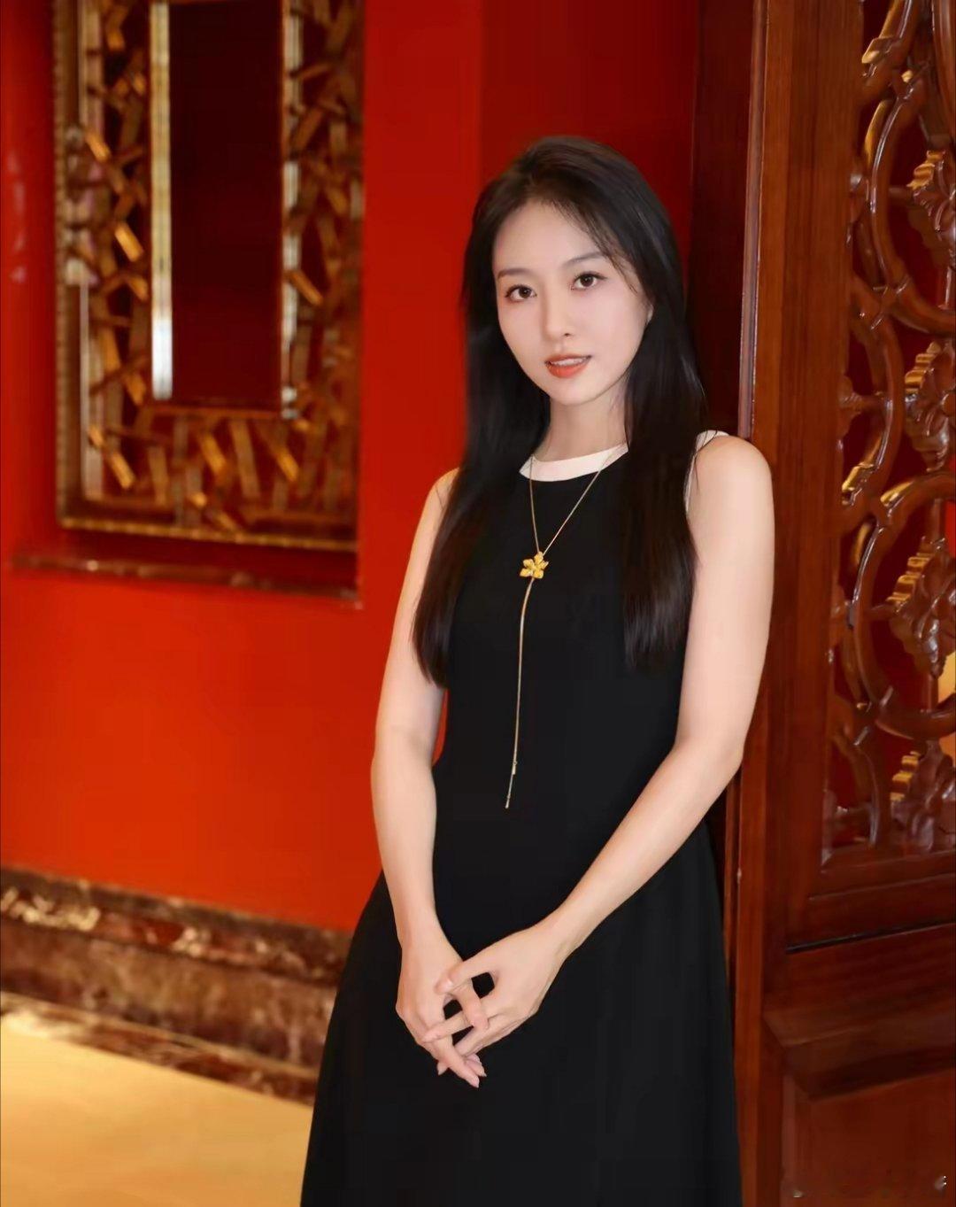 主持人刘璇今日晒美照，穿无袖连衣黑裙笑容明媚，长发披肩好漂亮 ​​​