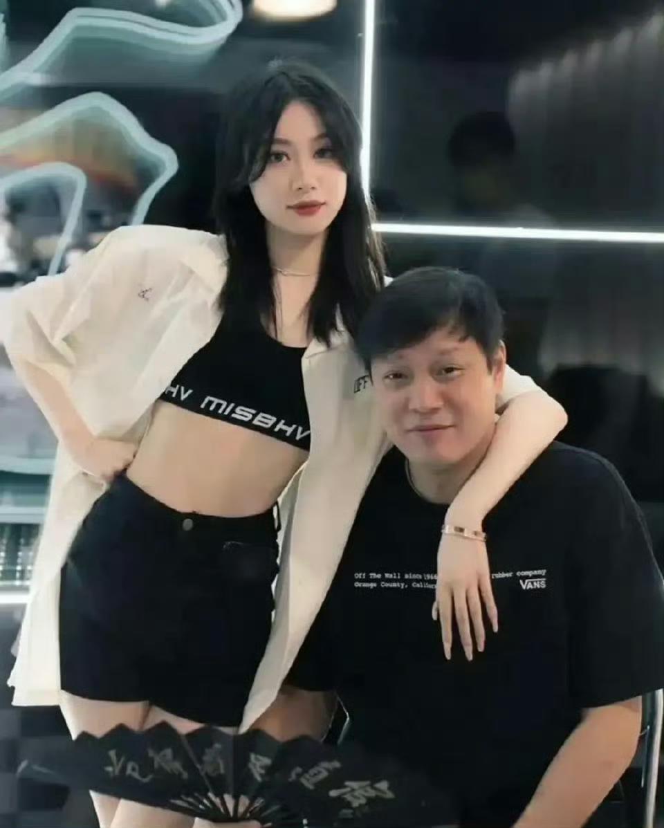 56岁范志毅携妻女悠闲逛街，娇妻小17岁身姿纤瘦，腿部线条比9岁女儿更显纤细