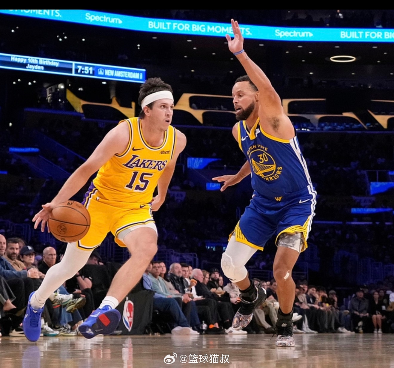 NBA常规赛，湖人主场迎战勇士，湖人今夏阵容巨变，今日面对配合默契的勇士，湖人能