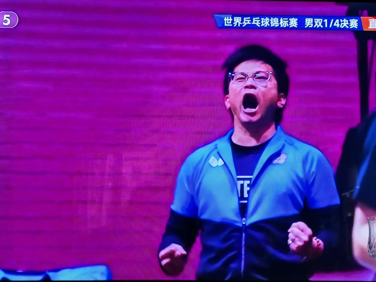 多哈世乒赛进入第四天，比赛已然呈现白热化态势，运动员紧张且兴奋是人之常情，可场边