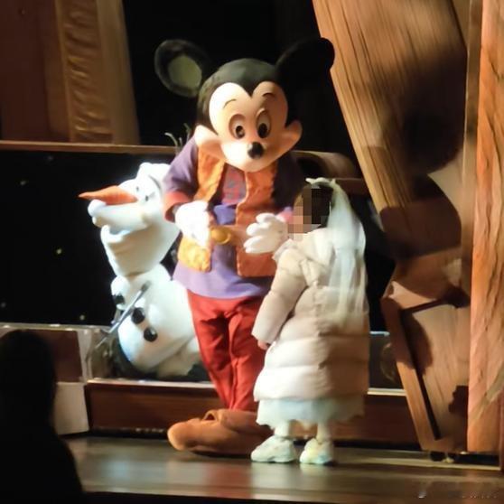 正在出去玩：家长不要以为自己把孩子送上去是勇敢，舞台上有灯光音响设备，还有各种演