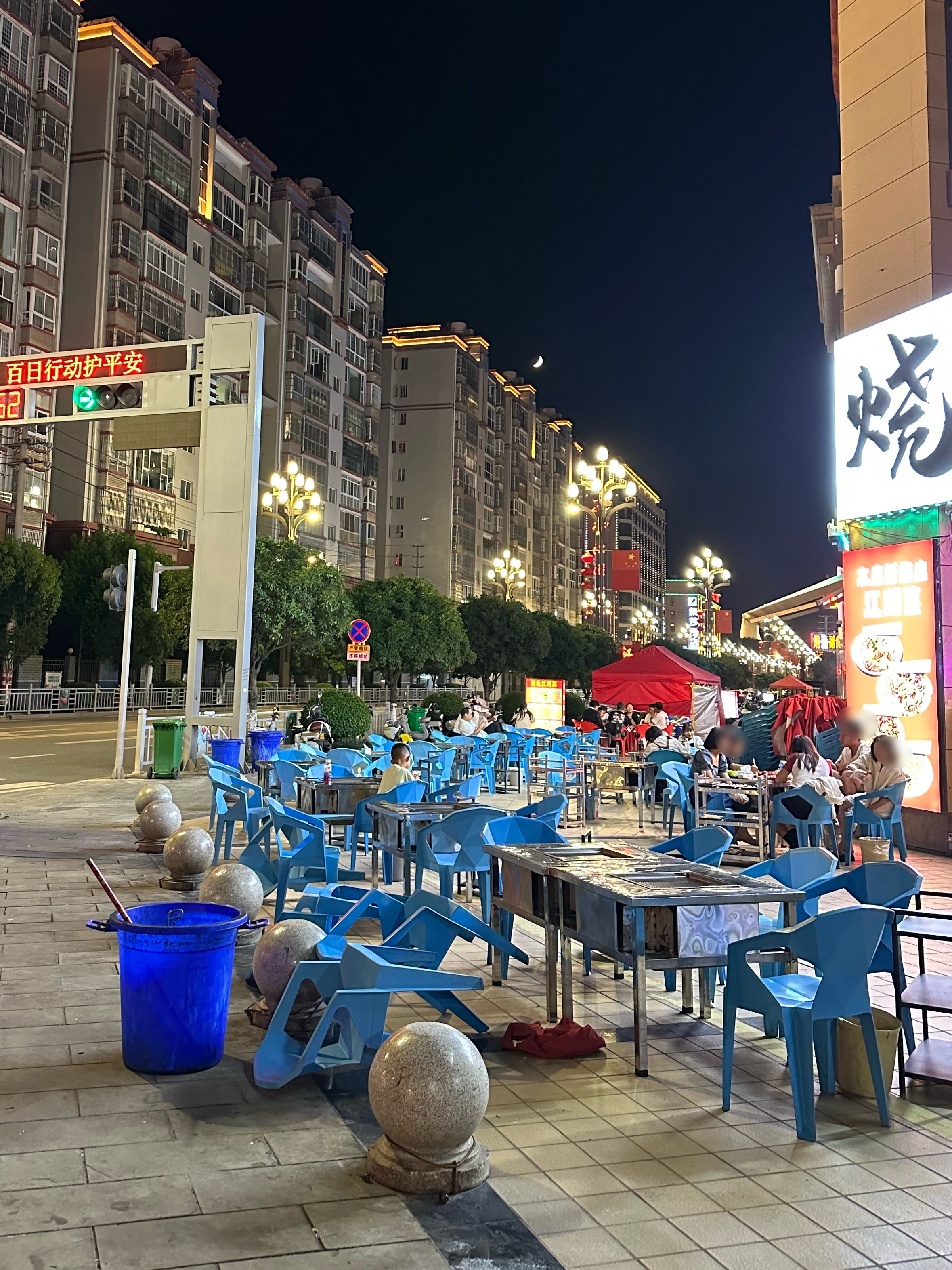 夜跑五公里，凉风拂面。拼搏路上需耐得住寂寞。 凉山