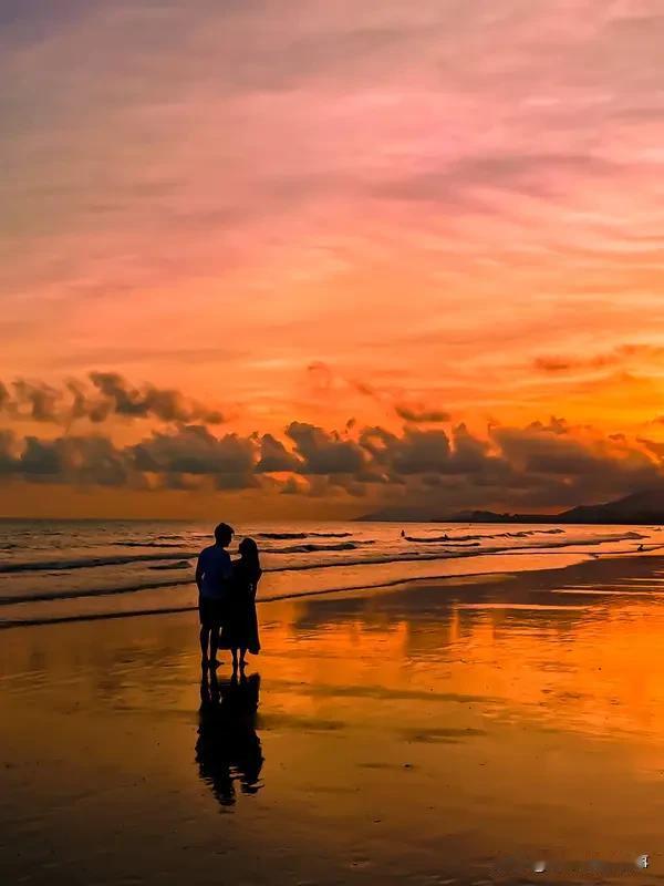 亲情和友情哪个更重要？这就像问榴莲和草莓哪个更好吃，很难有标准答案。
亲情是与生