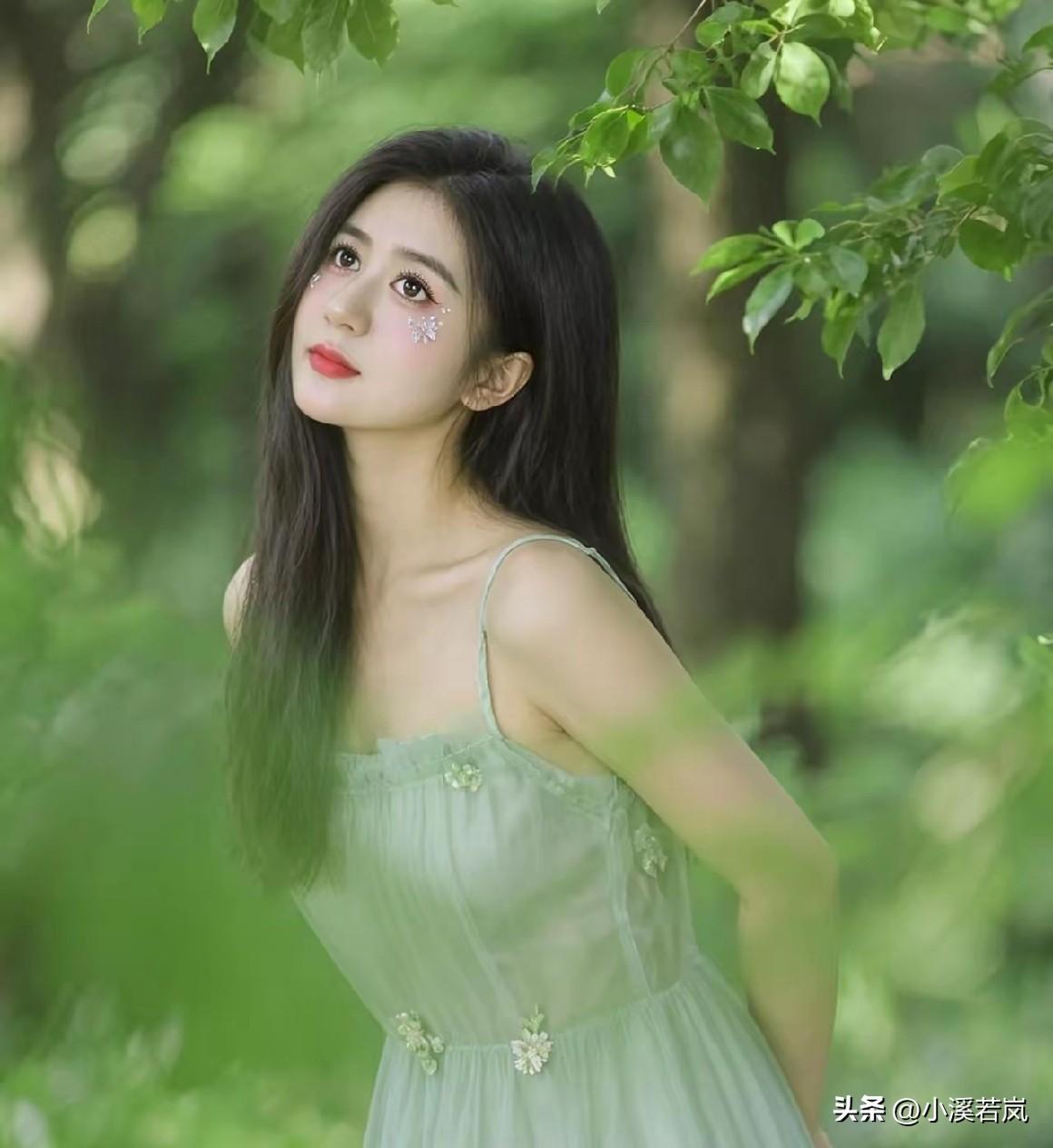 看到这图片，我有几句话说一下。
这么漂亮的美女拍照的姿势很美，干嘛还要在脸上搞那