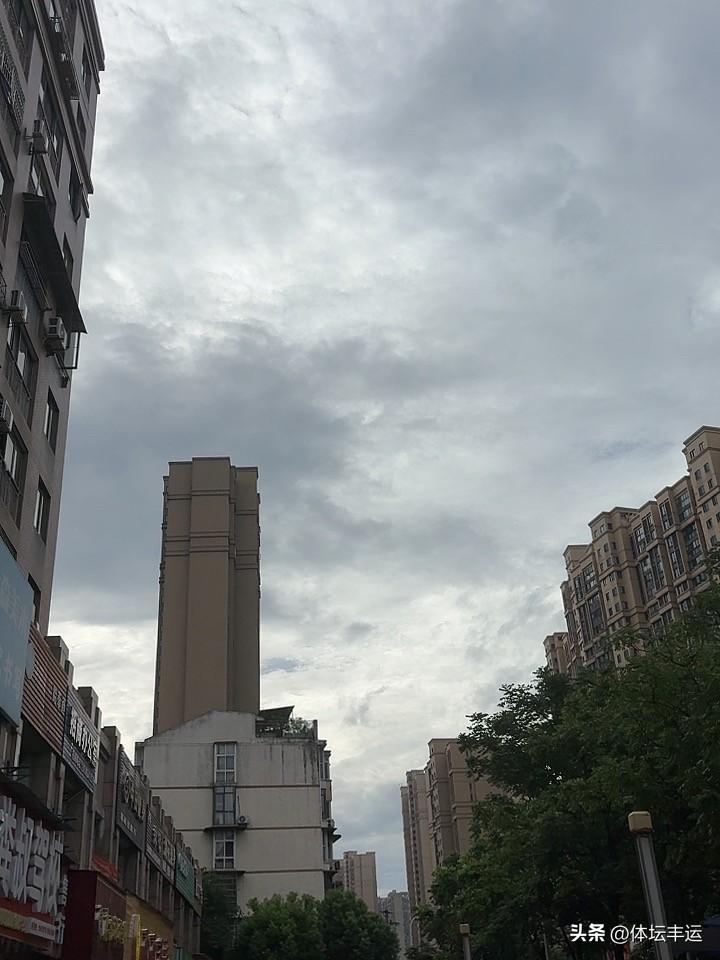 云朵悠悠，阳光偶尔穿透云层洒下，让人忍不住驻足欣赏。大自然的天空，永远藏着无尽的