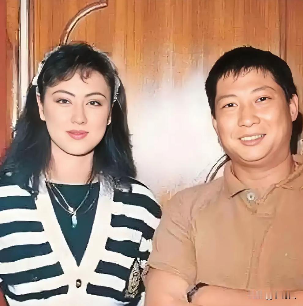 洪金宝和第一任妻子曹恩玉，一张罕见的留影。两人结婚18年，离婚后曹恩玉一直未婚。