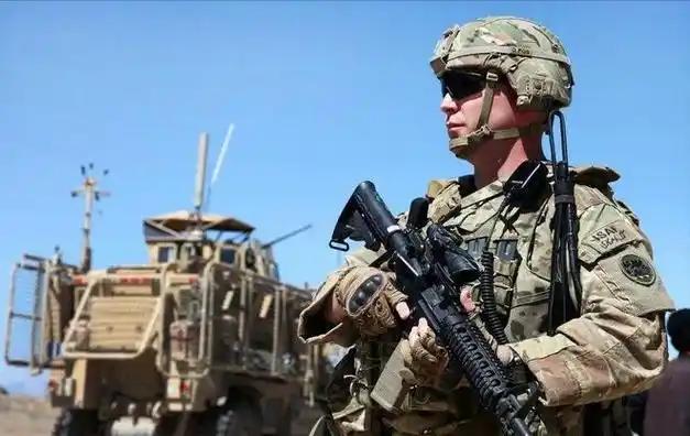 谈判桌还没摆好，大炮先响了！美军直接开火扣船，伊朗无人机火速反击。美国人这波操作