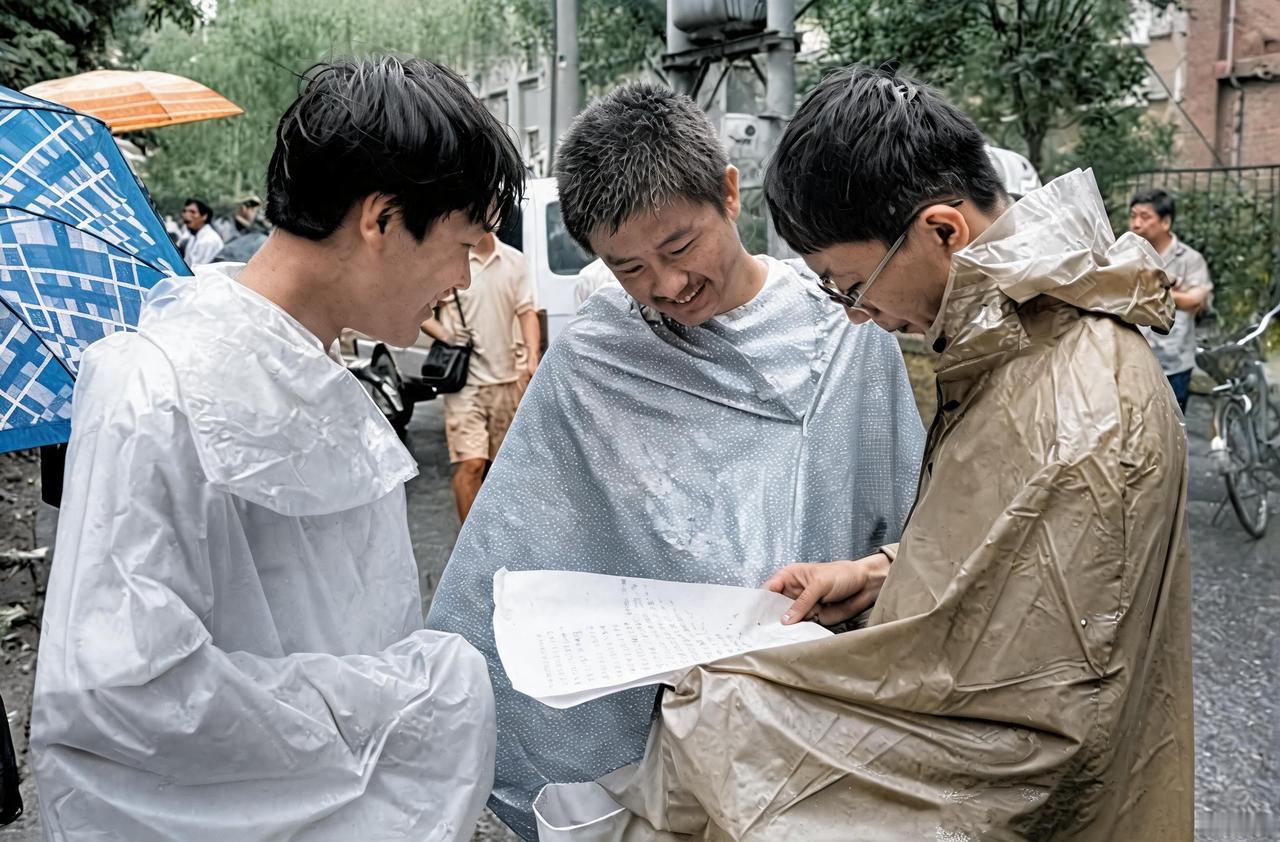 这是1994年7月7日高考这一天，在北京日坛中学考场外，三名考生披着雨衣站在雨中