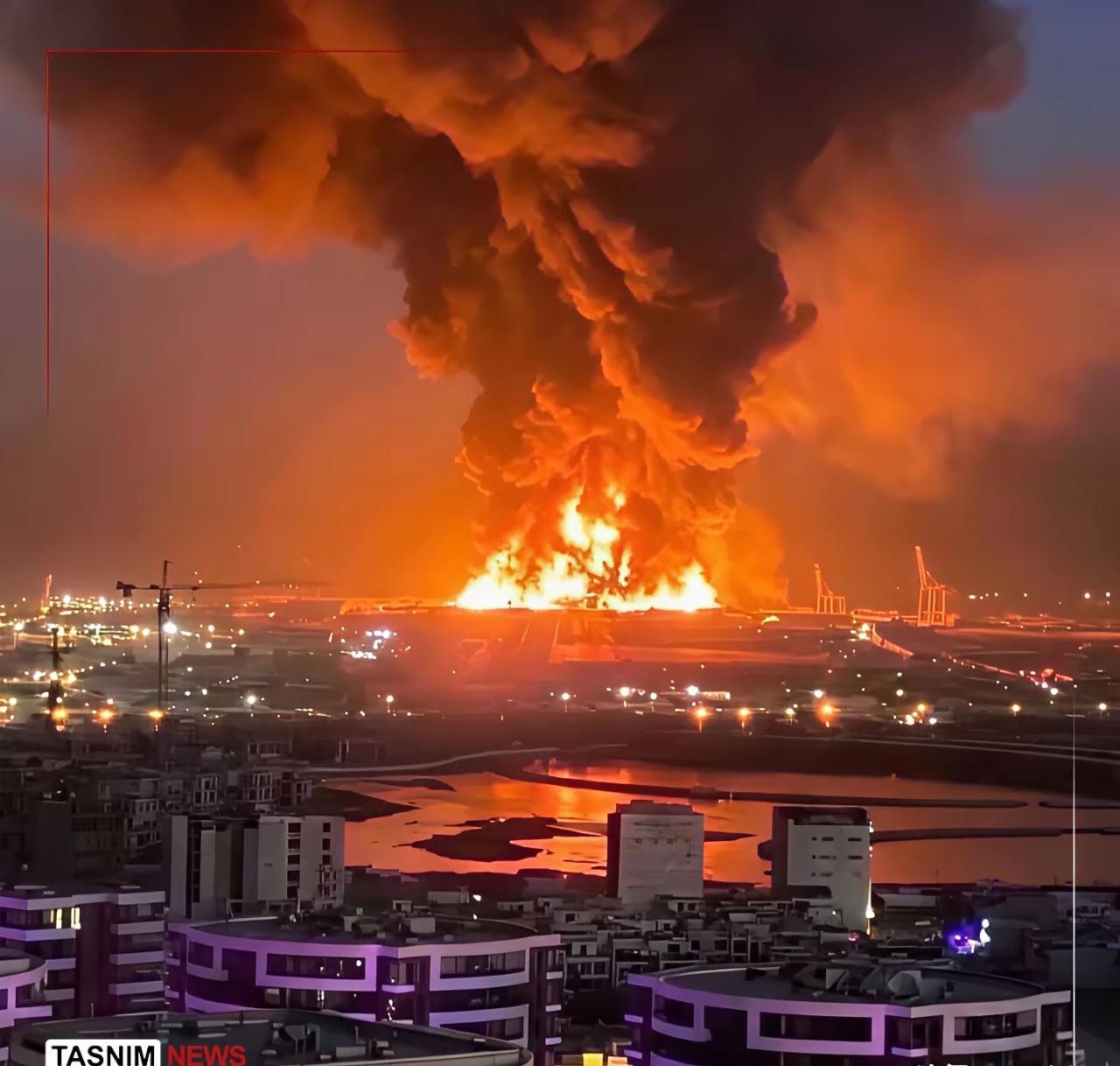 美国在伊拉克埃尔比勒的军事基地遭到打击，火光冲天，估计是炸到基地弹药库了