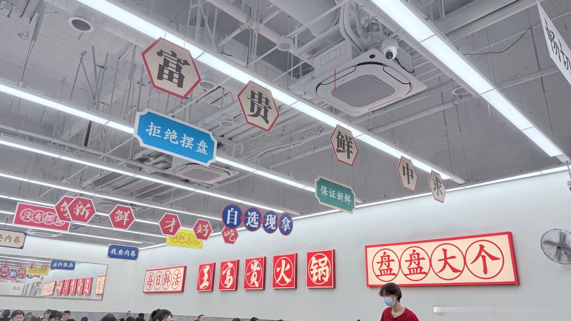 下雨也阻挡不了吃货觅食的心。 