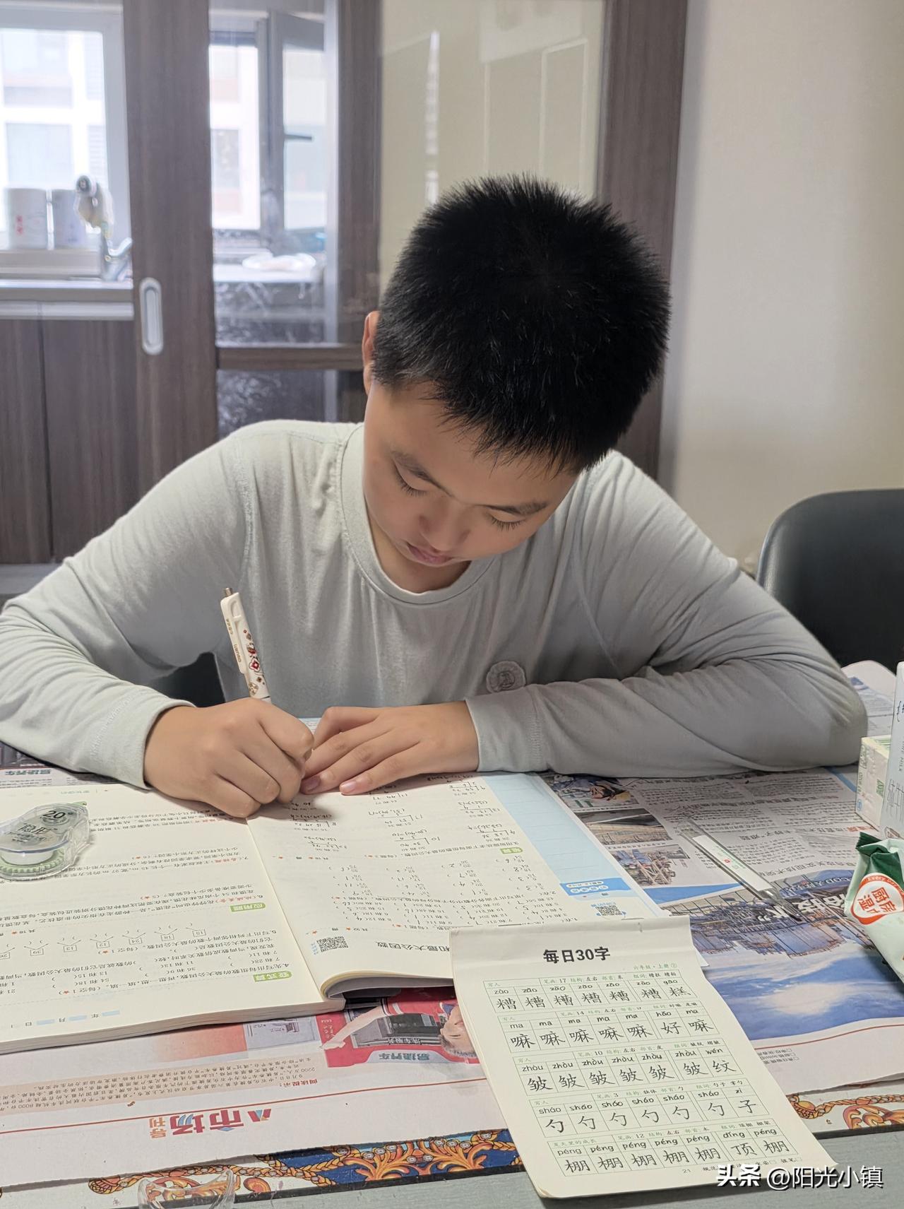 外孙变化挺大：不必心酸……

早饭后写作业，认真起来还是非常投入的。每天练习30