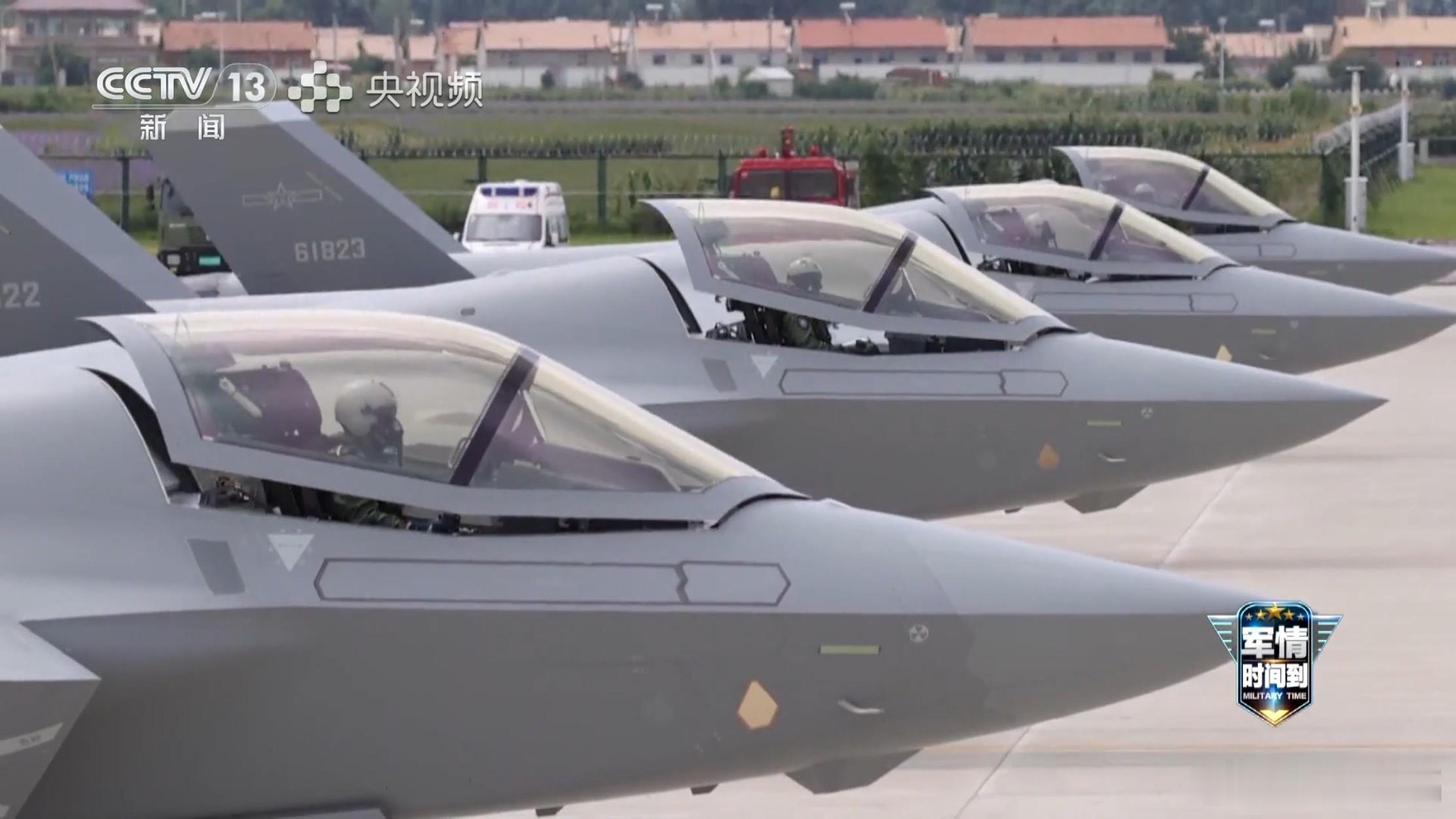 高颜值歼-35A空对空画面。北空某部也是空军首家官宣换装该型机的单位。图源人民空