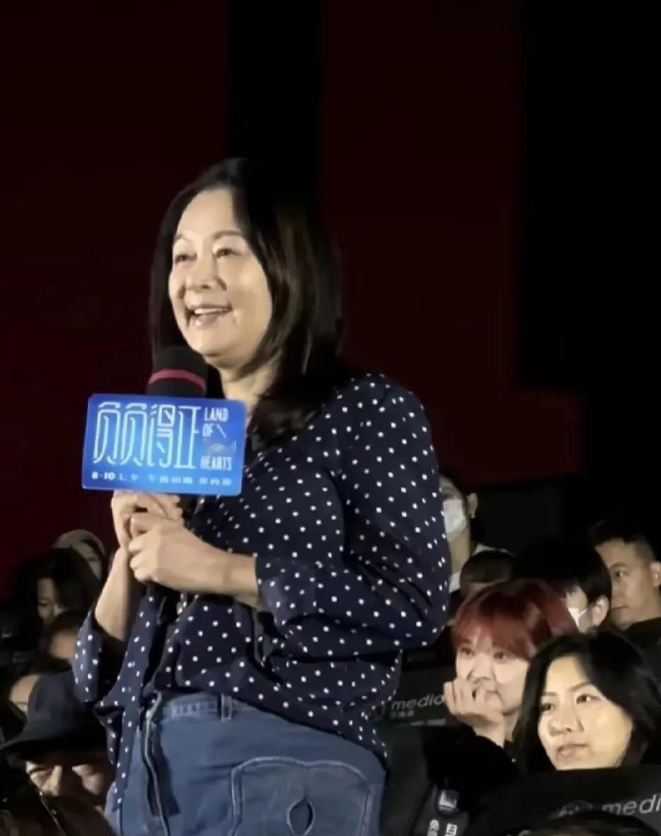 曾经的绝代佳人如今变得让人几乎认不出来，她身材的变化引发了热议。她现在体态丰满，