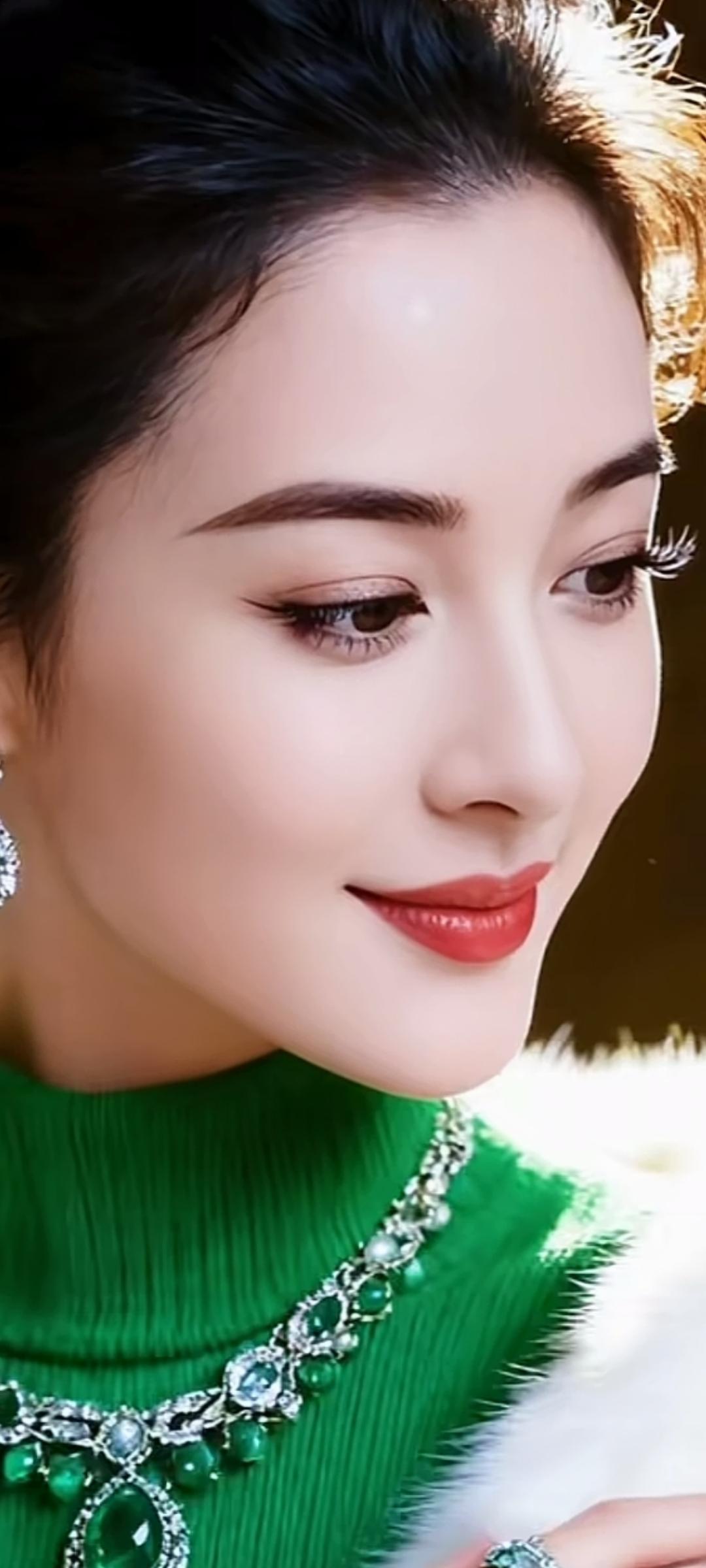 优雅绿宝石项链，闪耀你的每一天！💎✨