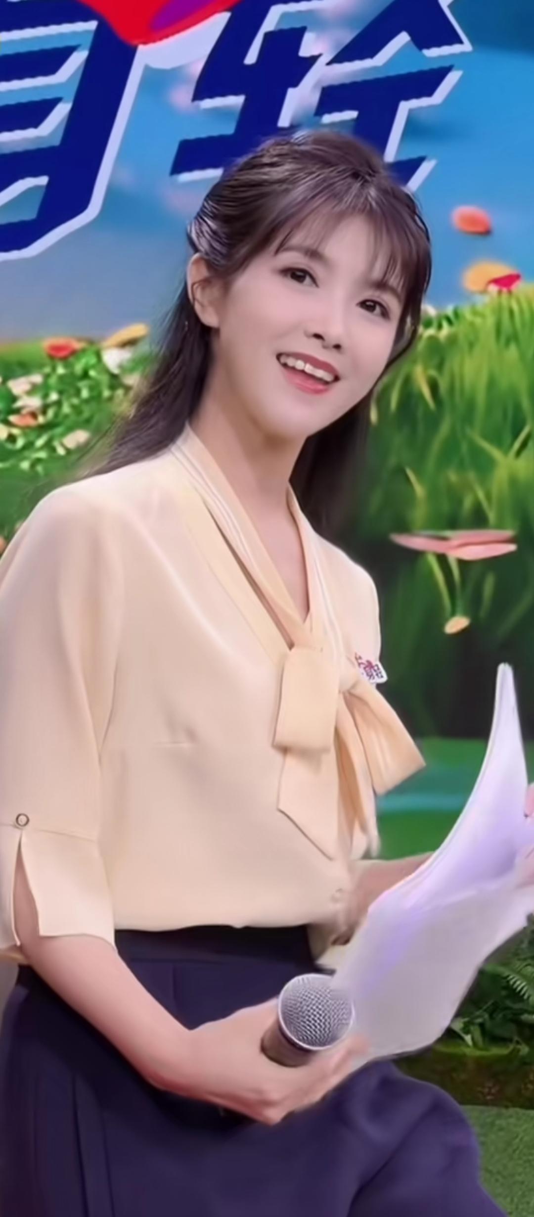 元气少女主持，微笑传递正能量！🌟✨