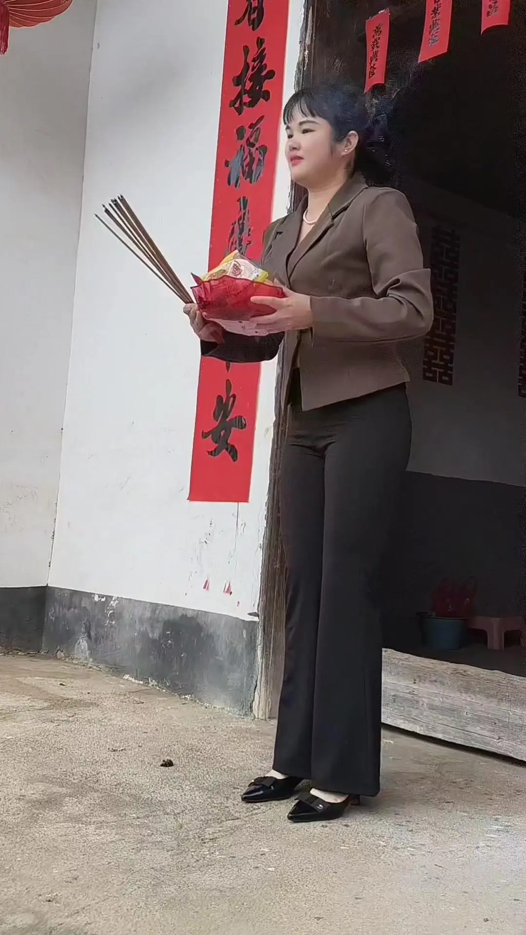 今天和奶奶一起去村里的老庙许愿，红布蒙着的架子上挂满了心愿牌，奶奶说...