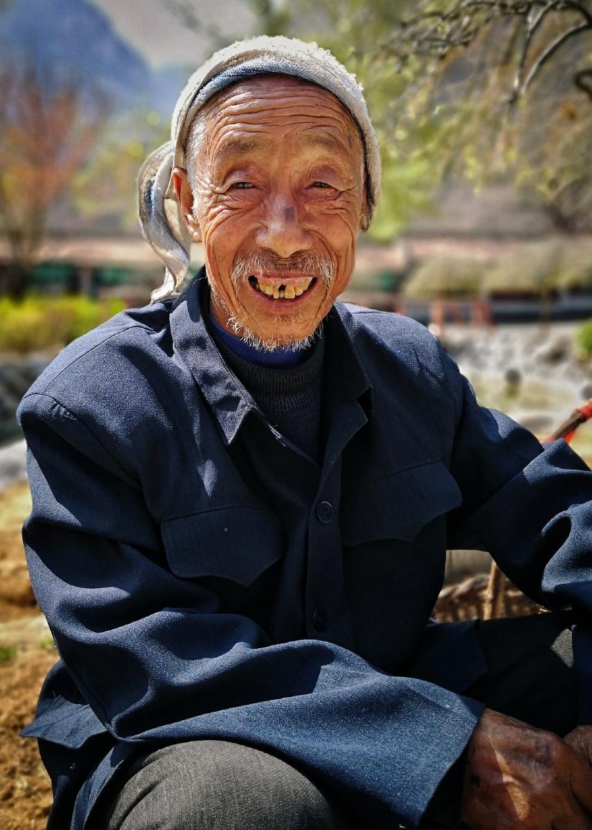 大表哥托我问一下他二弟，为什么娶儿媳不通知他、不给他家贴喜对子。我专门回老家问了