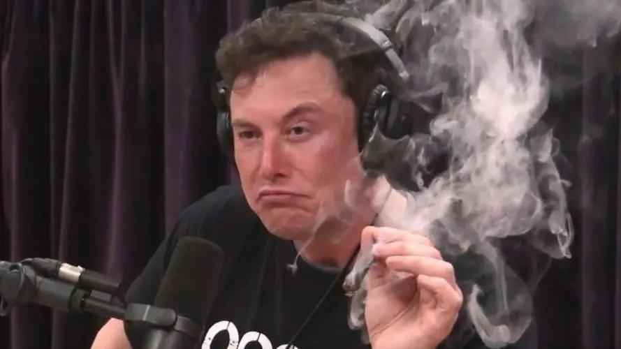 马斯克憔悴露面，公布接班人计划，曾经胸部如桶状疑似吸烟过度
最近马斯克在公共媒体