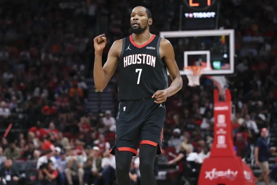 尽管球队未能延续胜势，但37岁的凯文-杜兰特却在本场比赛写下属于自己的历史。他全