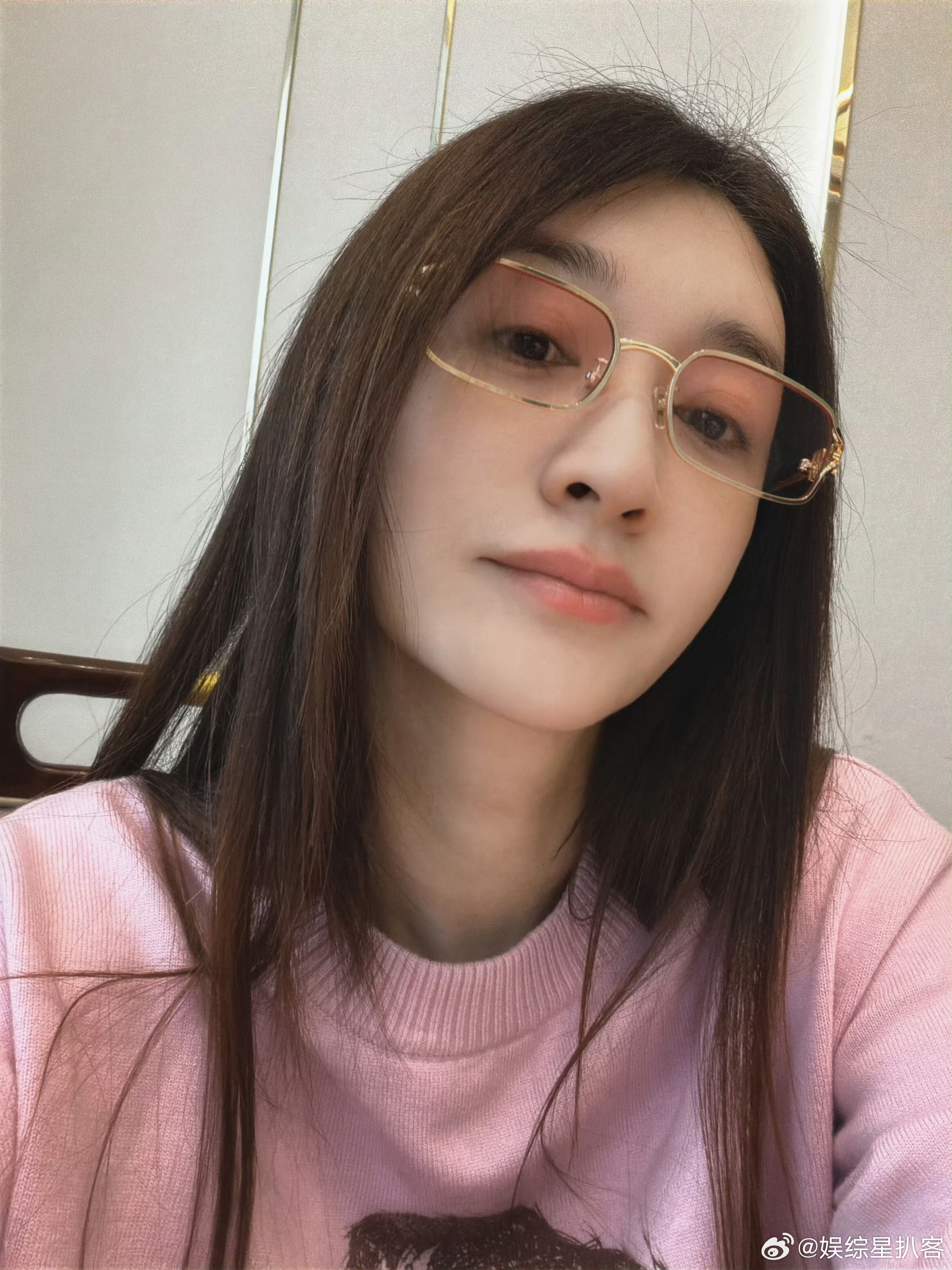 李小冉说自己全脂白皙饱满的手臂，是独属于李小冉柔和又耐看的美 ​​​