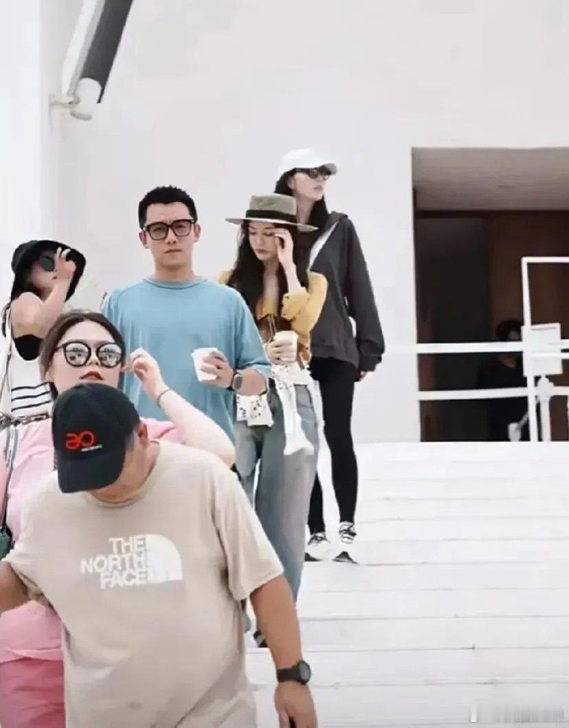 #网友在阿那亚偶遇郑恺苗苗#苗苗是真漂亮，她拿着咖啡走那几步跟拍偶像剧一样～#偶