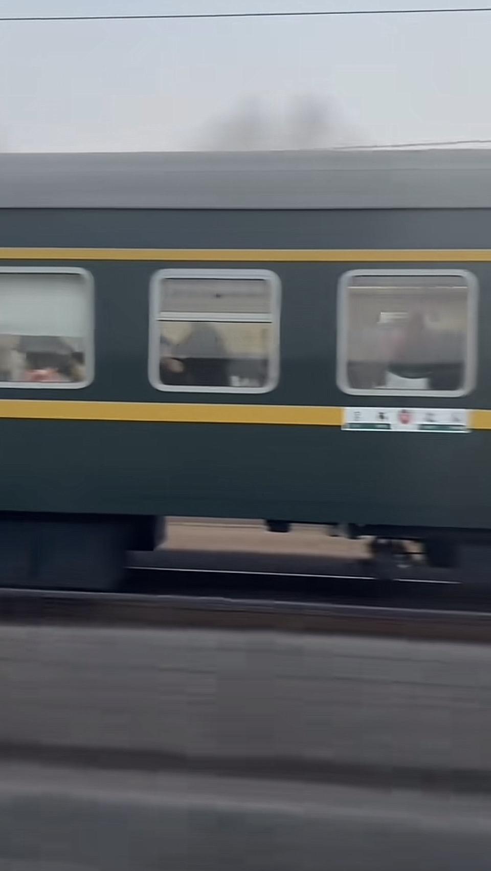 墨绿色的车厢裹着人间烟火，哐当哐当，奔赴下一场团圆。