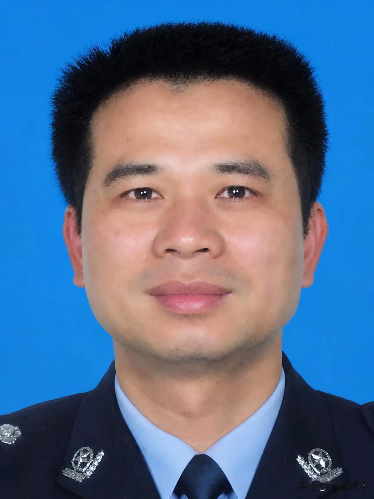 基层民警王飞：平凡从警路 赤诚铸初心
 
王飞，男，汉族，1976年9月出生。2