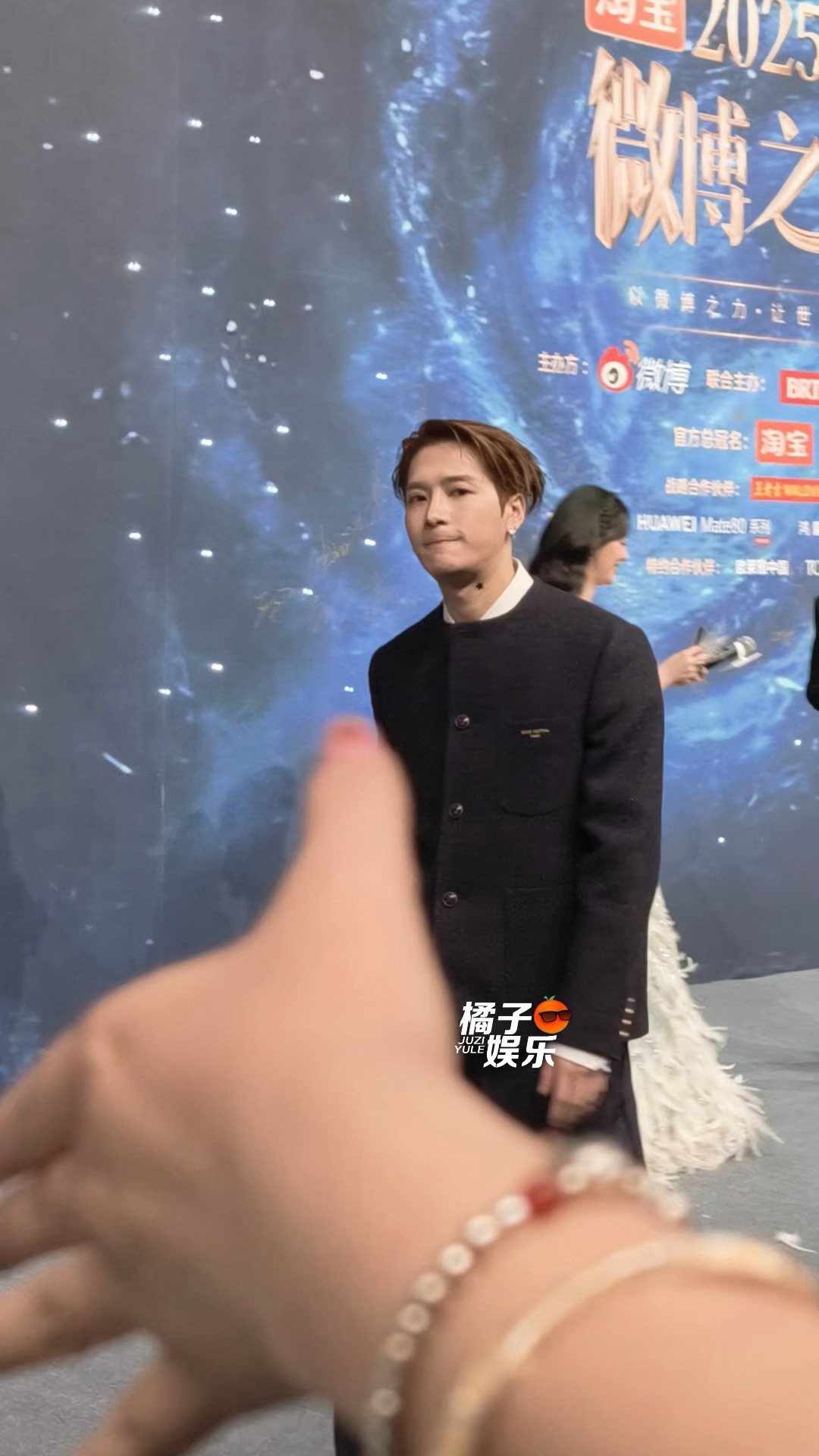 🍊勇敢提出🍊得到！！就这样和嘉尔碰上拳了！！👊和王嘉尔碰上拳了我拍的星现场