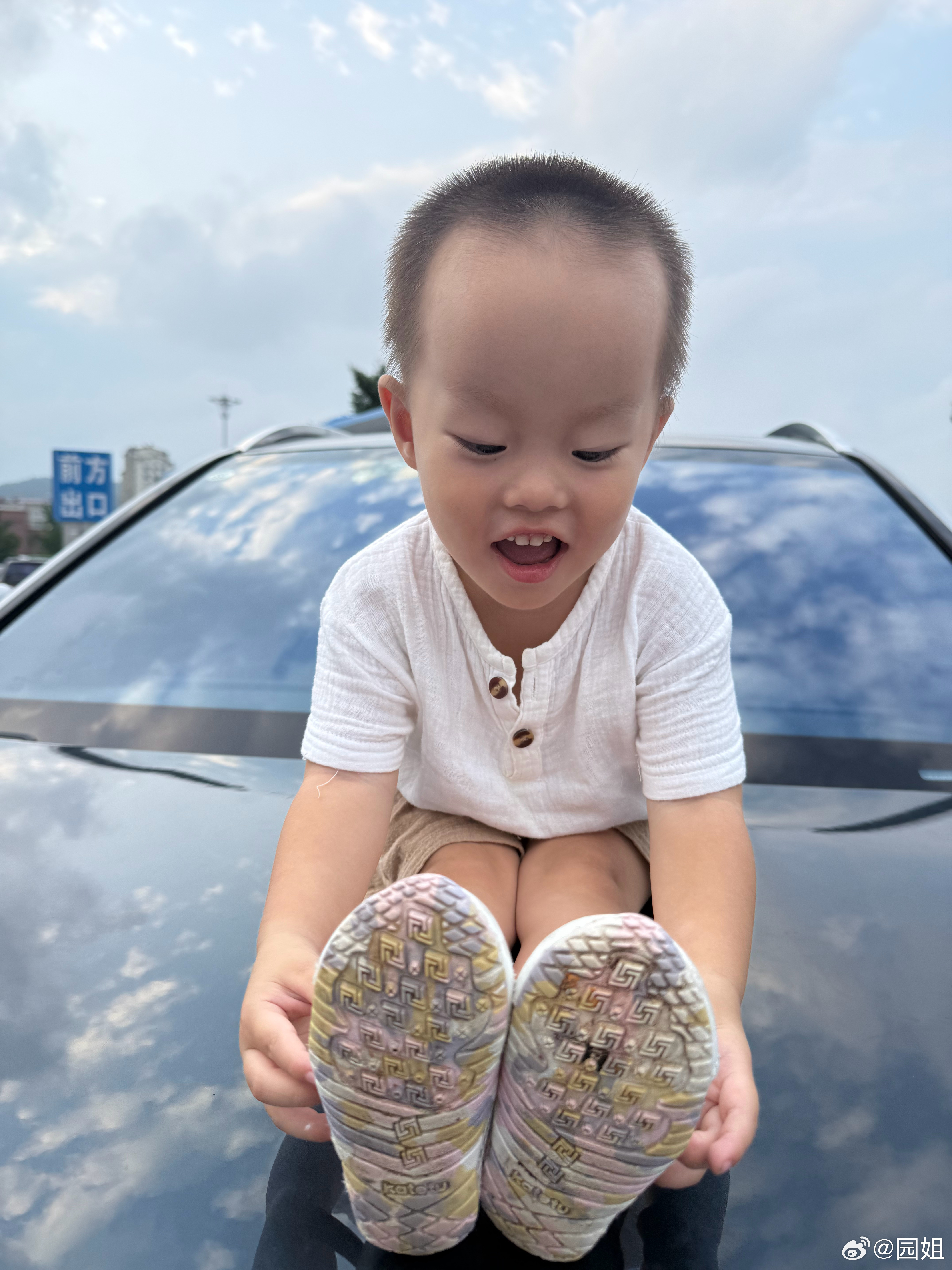 好几天没看到我的二宝了，今天去车站接我，老远就听到他喊妈妈，小孩子眼睛真好使，老