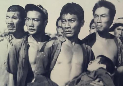 1938年，一游击队长妻女被日寇抓走，他索性绑了敌人的妻子准备换人，游击队长觉得