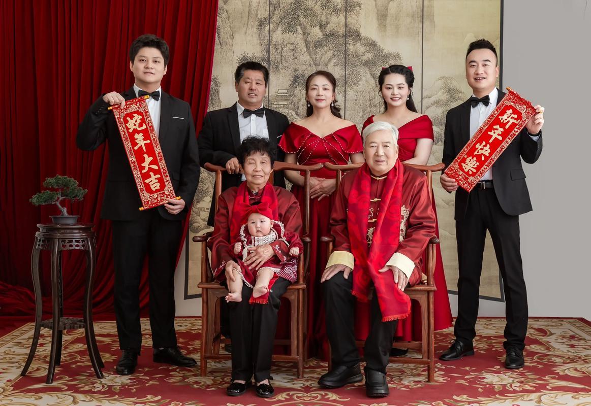 知名导演英达在北京举办六十六岁寿宴，罕见与妻子梁欢、儿子英如镝、女儿英闻笛一家四