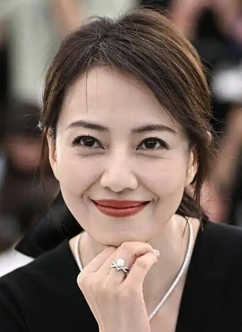 高圆圆老年装出圈，戳醒众人对年龄的真实思考
 
近期高圆圆影视作品里的老年扮相刷