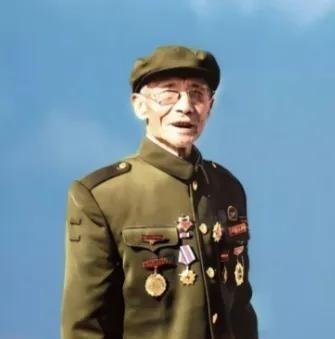 1953年7月，志愿军战士蒋庆泉手持步话机，向团部大声呼叫：“向我的阵地开炮！向