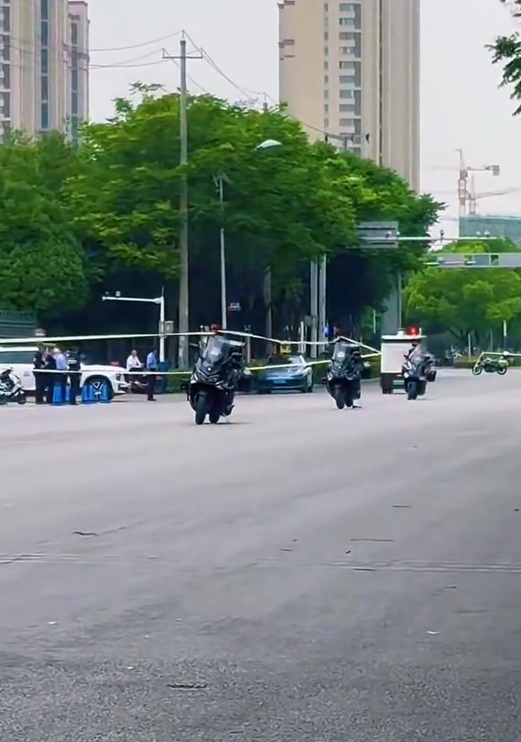 发生在某高考考场外这一幕，细品品，还挺有寓意！

一辆无人送货车，无视高考期间的