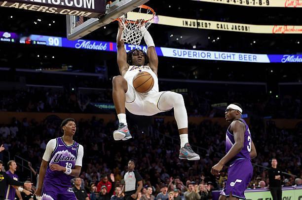 湖人侧翼新秀阿杜-蒂罗肉眼可见有着超强的身体天赋和运动能力，冲击力惊人，在进攻端