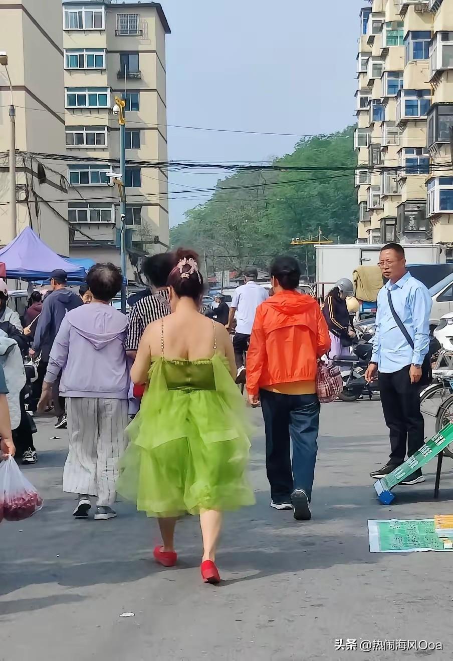 要想生活过得去 就得身上披点绿！

这美女，穿的也太凉快了。真是要风度，不要温度