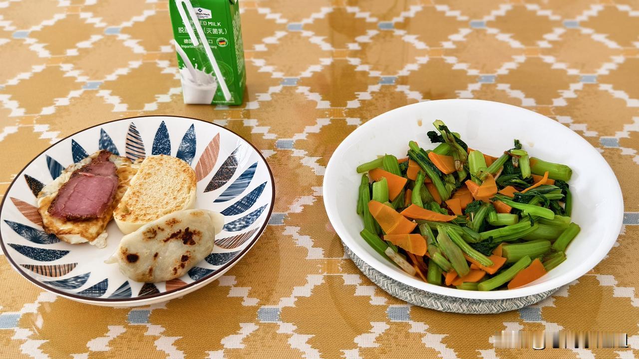 今天早餐。
好久没给儿子做早餐了。前段时间出游，回来倒时差休息。儿子不让我做早餐