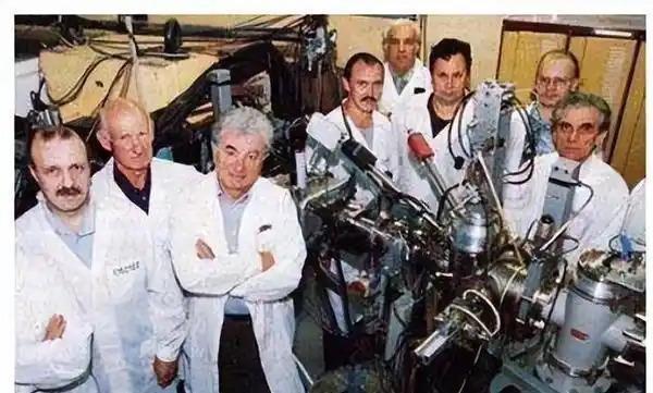 当年美国高薪绿卡抢苏联专家，中国给的是安稳日子。
1992年起，680多位乌克兰