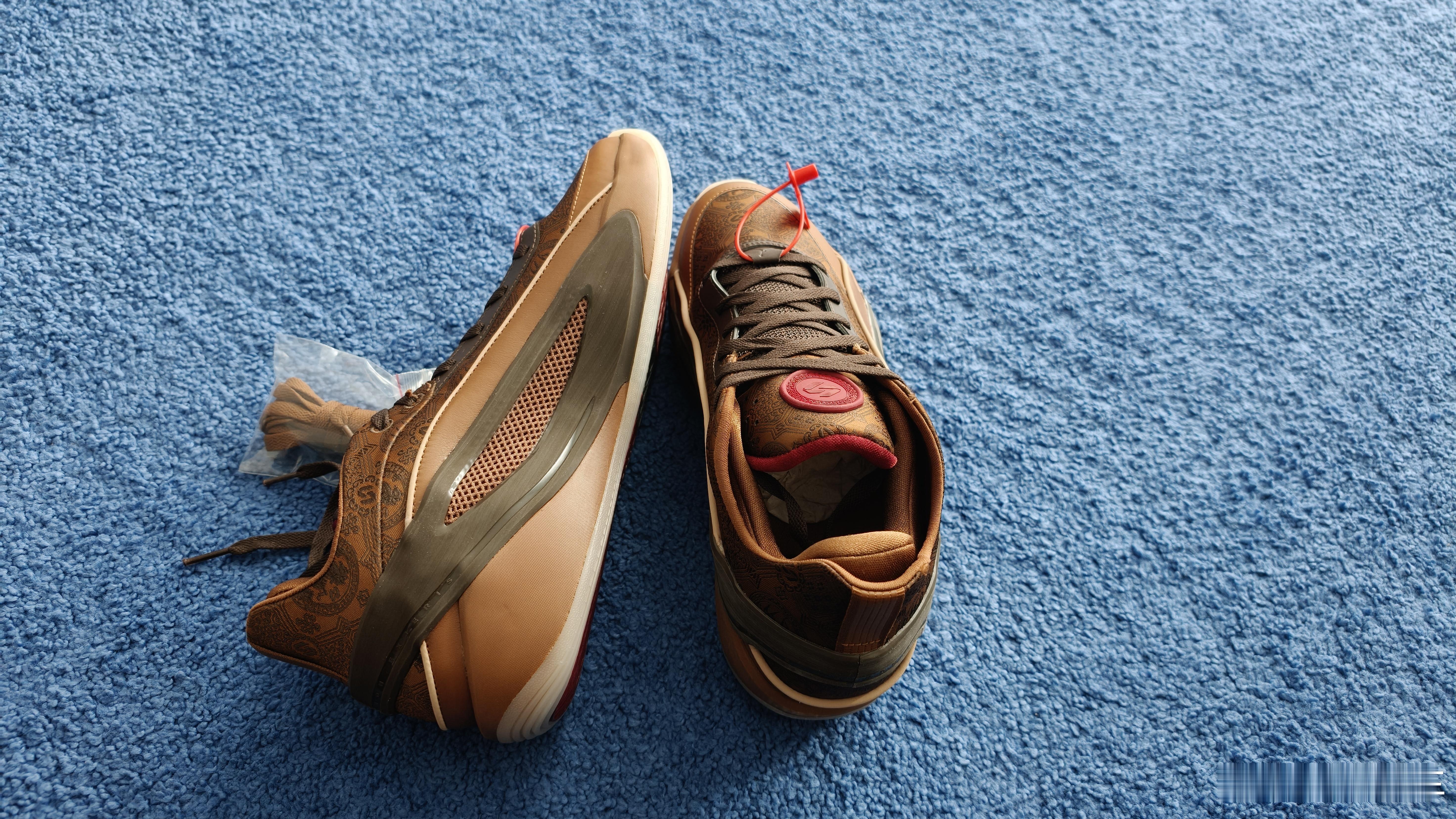 买了一双卢卡最新的战靴正好是马年限定款但是没想到这鞋拿到手里实在接受不了的配色和