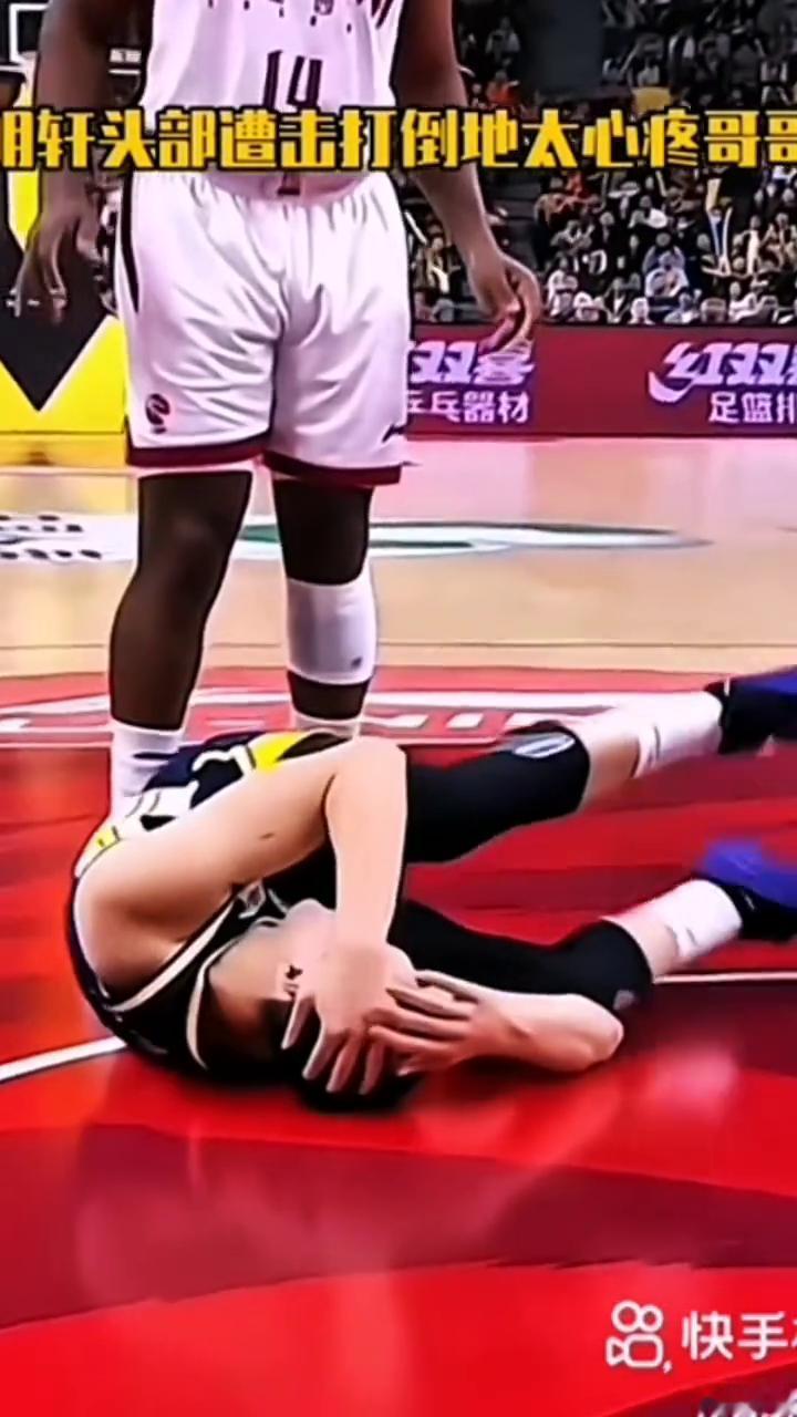 肝轩头部遭击打倒地太心疼哥哥。
胡明轩头部遭重击。