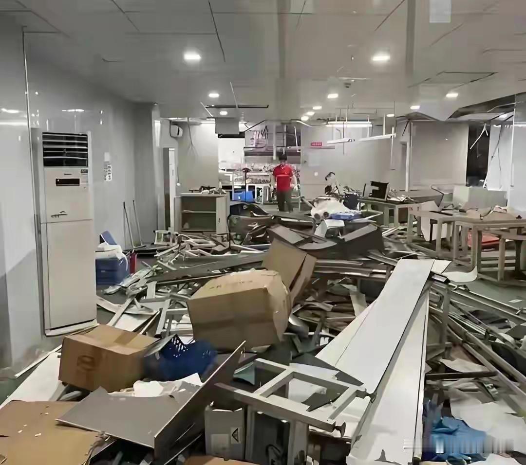 💔深圳大厂3天倒闭，950人失业！中年打工人的天塌了？

8月11日，全球半导