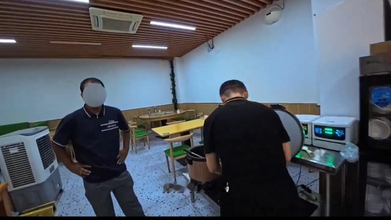 印度人在中国直接拿手去抓餐馆锅里的米饭吃
事情发生在9月14日，一家中餐店里，外