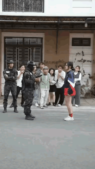 到底是枪快还是拳脚快？
这位小女子给出了最佳答案！