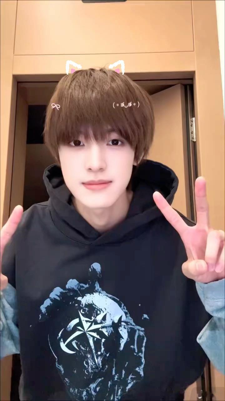 张泽禹你真是玩大了，现在立马穿你衣柜里最短的裙子，然后踩在凳子上伸手拿书假装够不