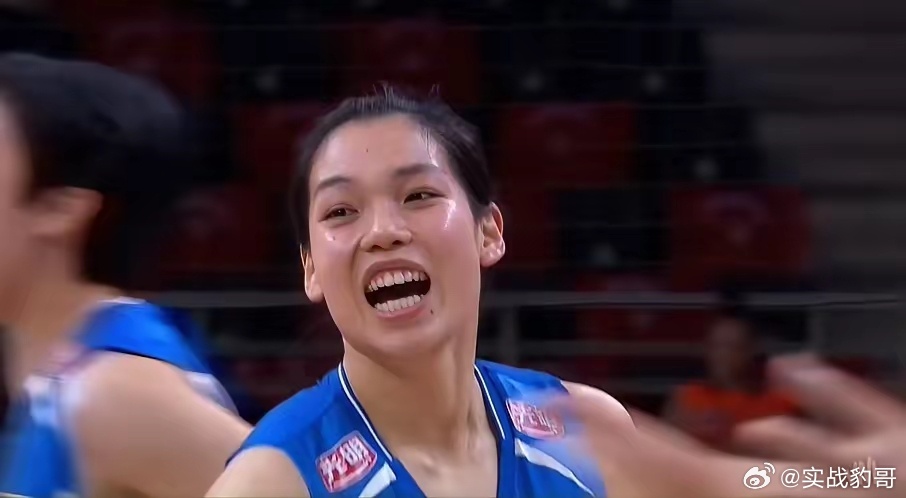 中国女排与巴西队的比赛正在进行中，第一局比赛结束，中国队24：26惜败。今天中国