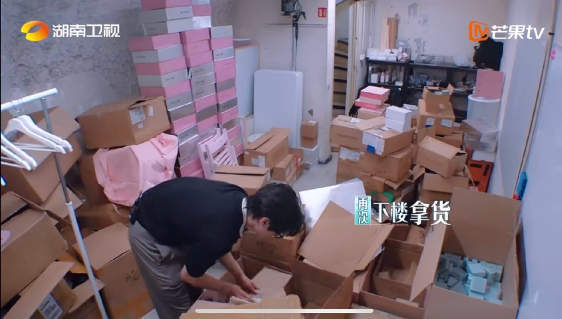 颜安是人间小陀螺吧 从库房出来就没闲着！顾客加单不断，颜安绕着各个柜台转，取货送