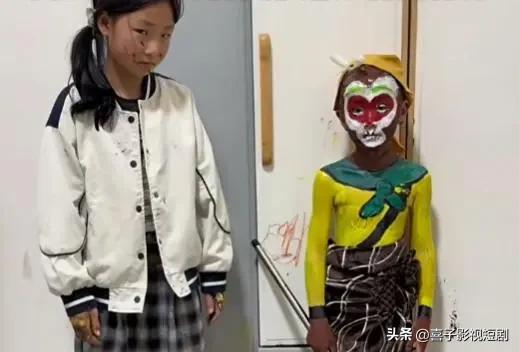 周末午后，姐姐翻出油彩盘，决定给弟弟打造“齐天大圣”造型。她蘸着金粉，在弟弟额头