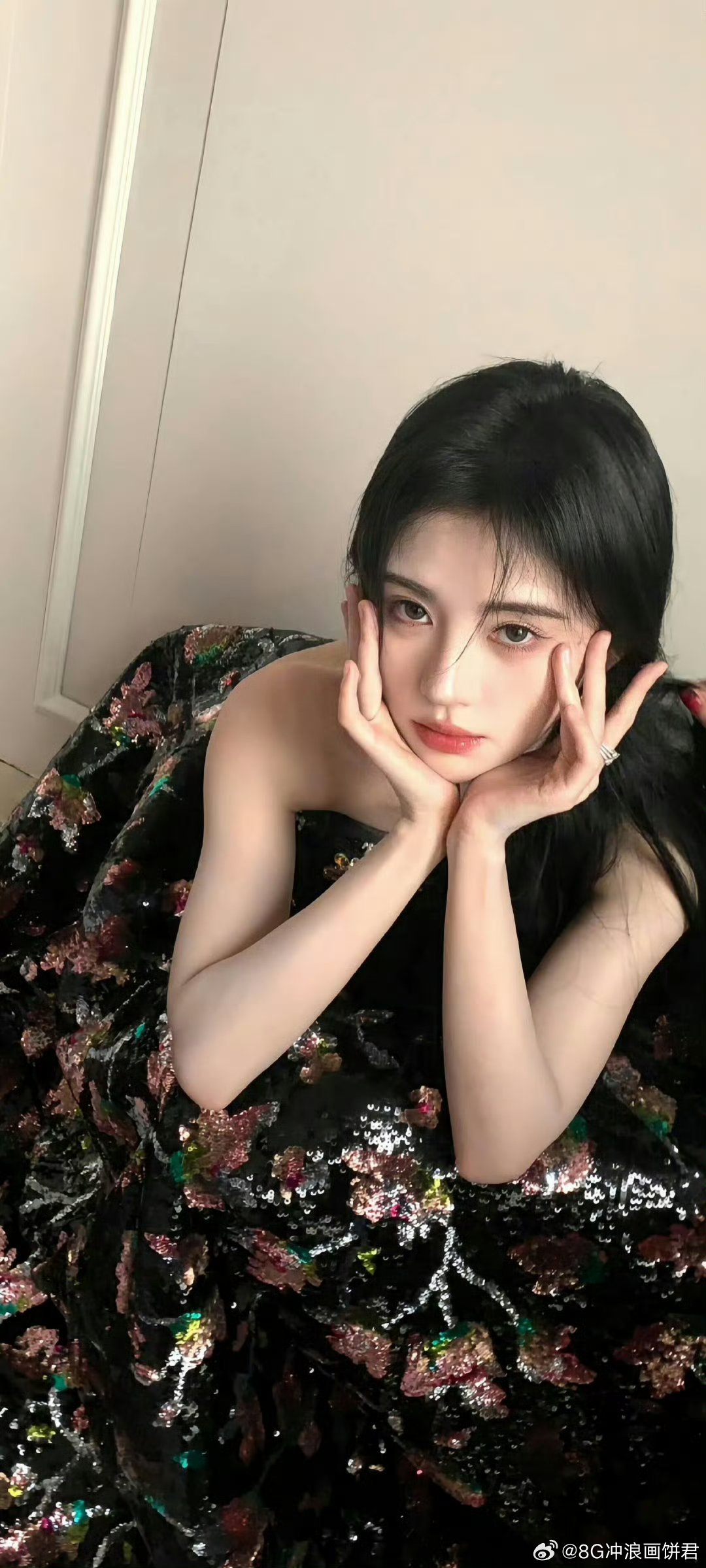 鞠婧祎走路姿势鞠婧祎走路姿势跟着穿搭变 别人走路靠腿，鞠婧祎走路靠“角色切换”。