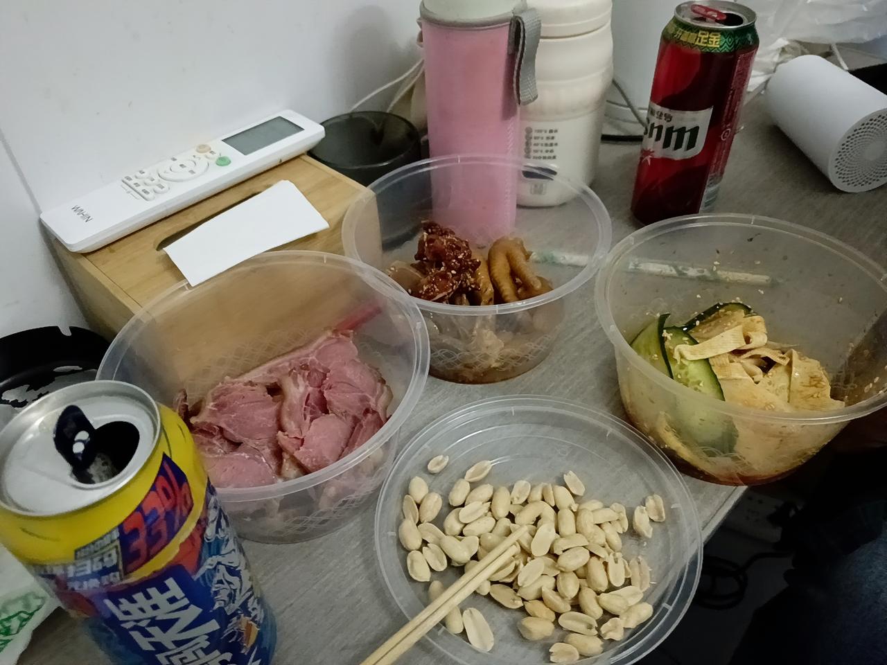 昨天跟姐们住民宿，楼下有家卤肉馆，我俩买了下酒小菜和啤酒，回房间边喝边聊。说起来