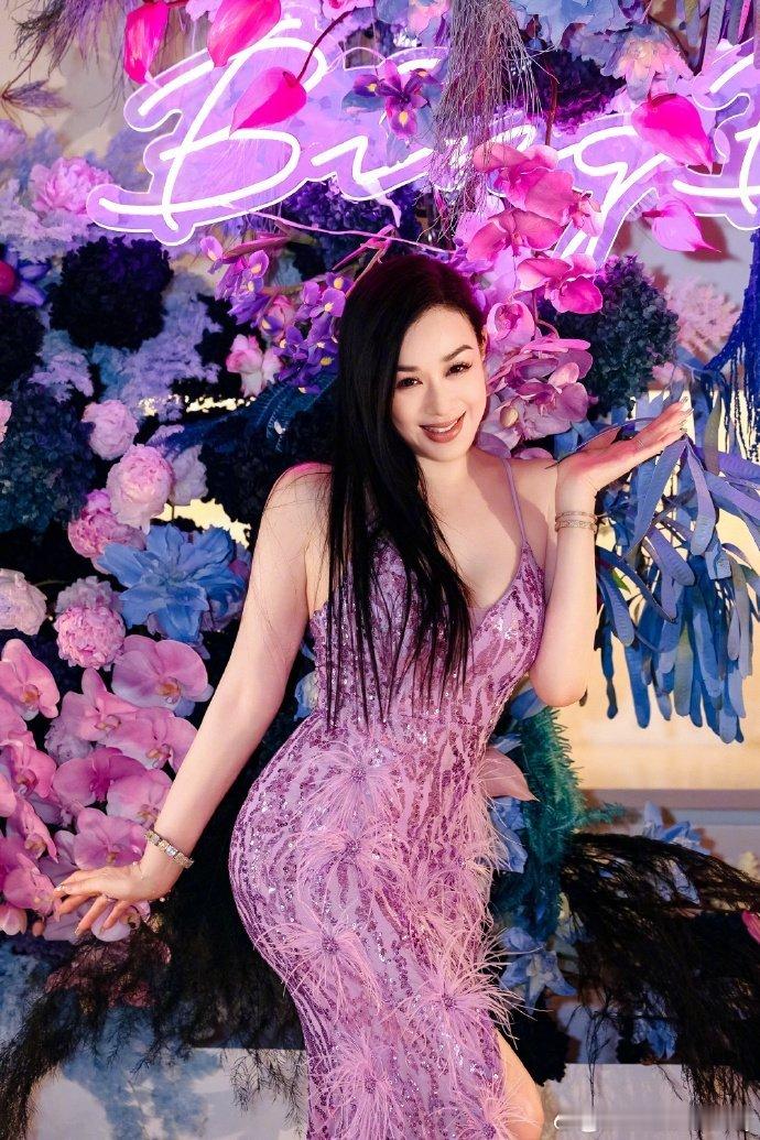 钟丽缇E人天花板偶遇钟丽缇练舞看钟丽缇跳舞，第一反应不是“哇好厉害”，而是“她状